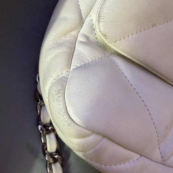 Chanel 19 White Quilted Leather Bag - Picture 5 of 12
